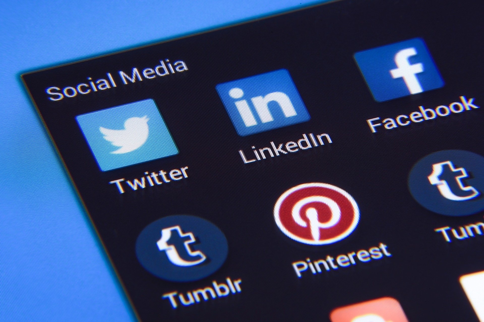 image affichant un écran allumé, sur lequel on peut voir les logis de différents réseaux sociaux : Facebook, twitter, linkedin, Pinterest et Tumblr. Le tout dans le cadre du marketing digital.