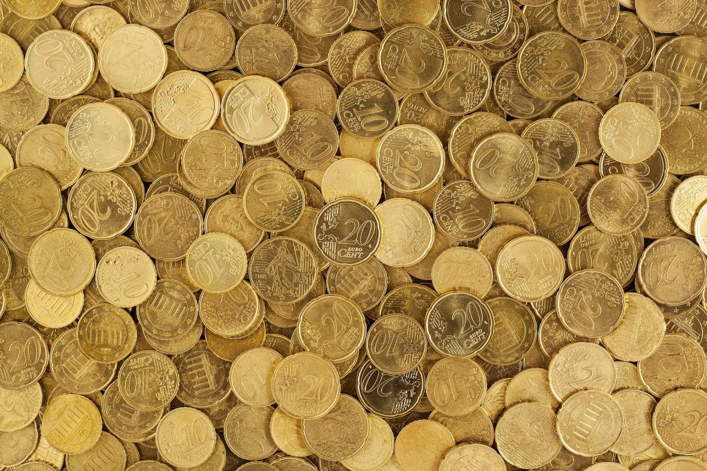 Des pièces en euro représentant le budget pour illustrer comment fixer votre budget pour Facebook Ads